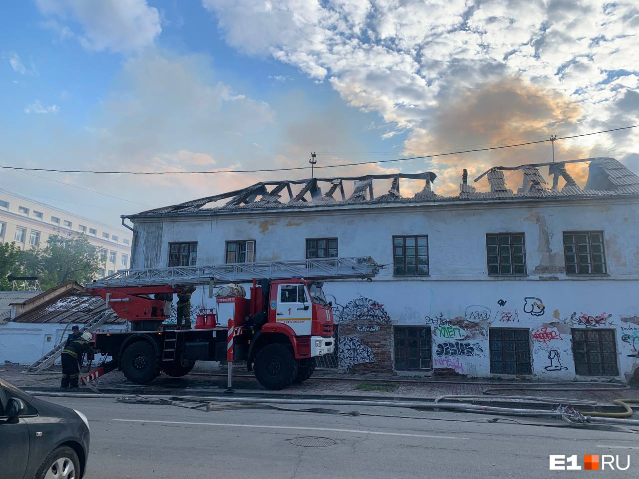 В здании выгорела крыша В здании выгорела крыша