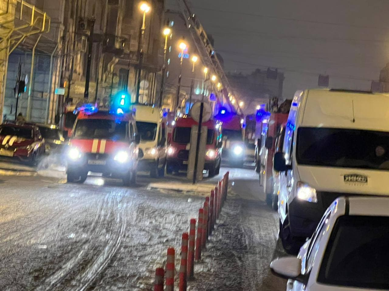 В этой парадной огромные коммуналки, кое-где свет так и остался гореть». На  Лиговском продолжают тушить пожар, растёт пробка - 24 января 2022 -  ФОНТАНКА.ру