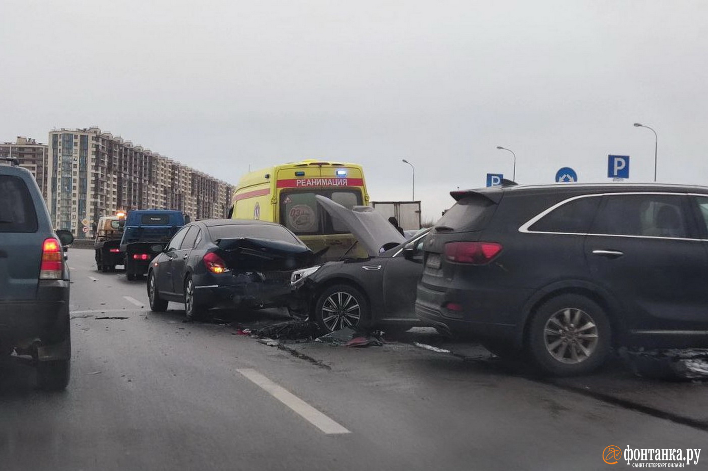 Две машины столкнулись на КАД на юге Петербурга. Через 2 часа к ним присоединилась третья