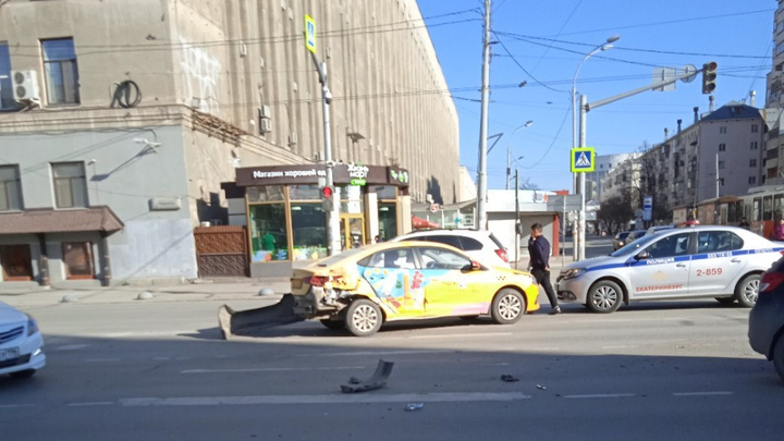 «Девушка в шоке». В центре Екатеринбурга таксист вез пассажирку и врезался в трамвай