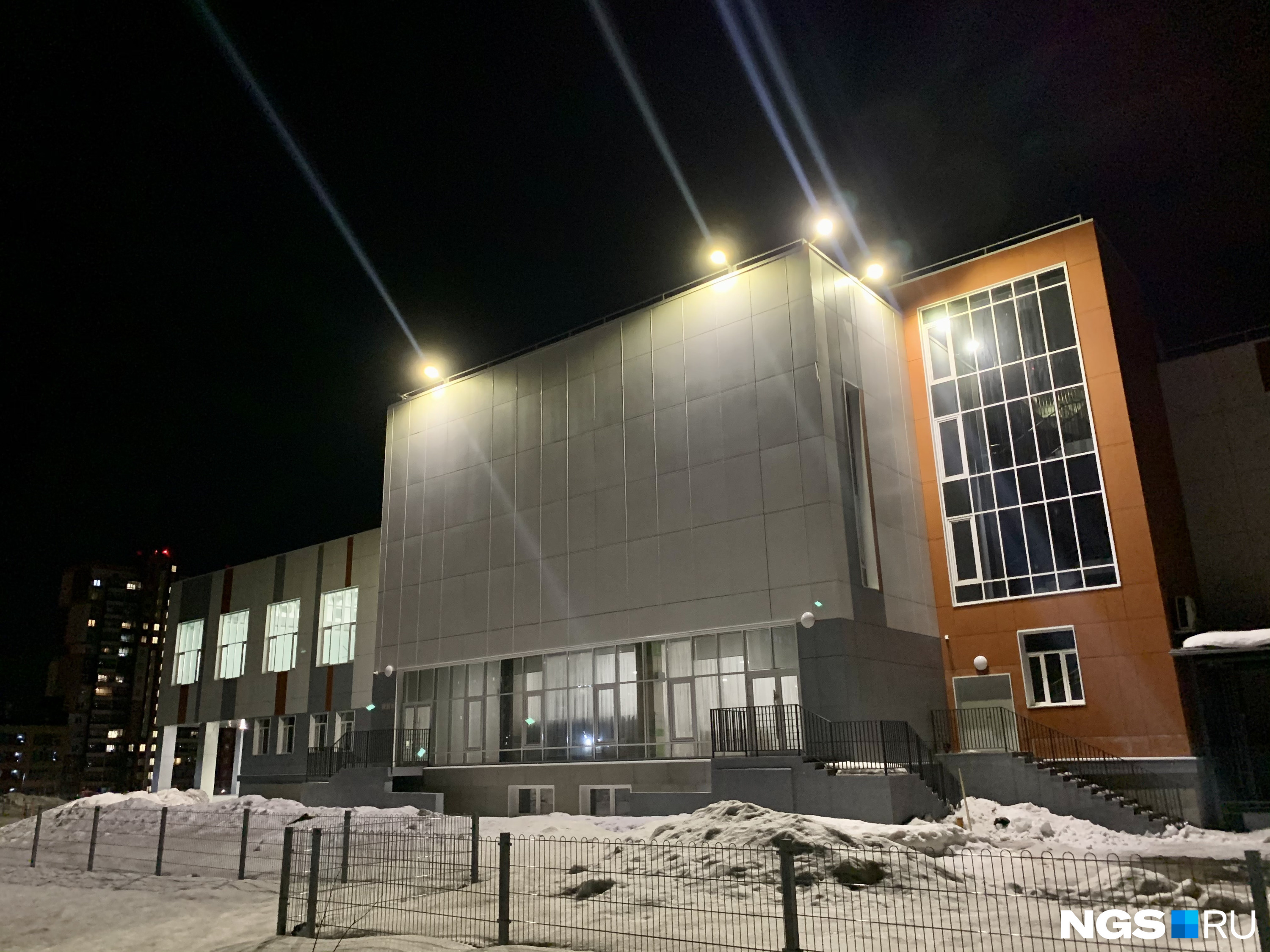 В штате около 100 человек