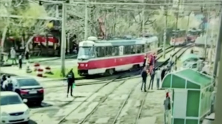 В Краснодаре возле политеха трамвай сошел с рельсов