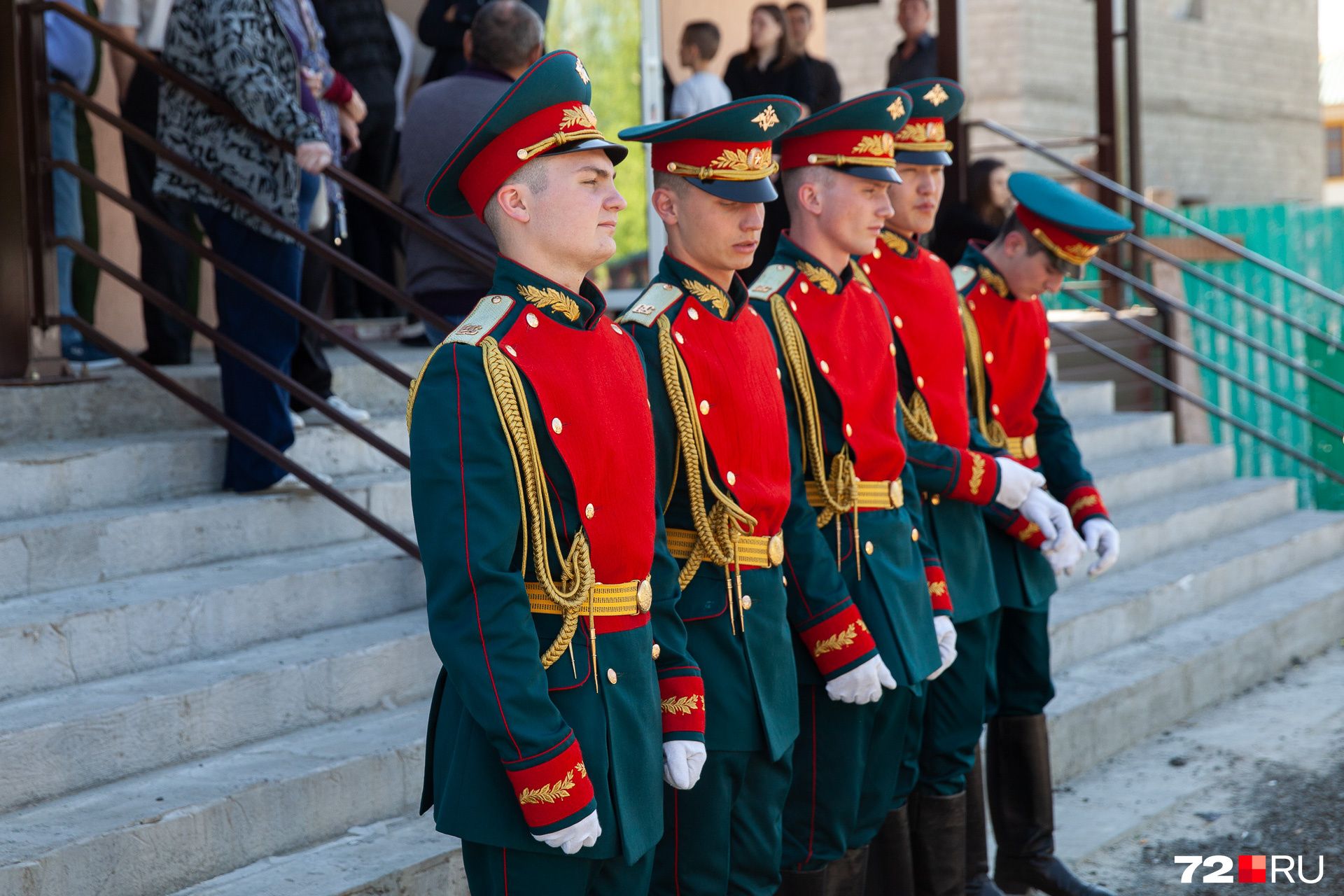 В церемонии прощания участвовали курсанты ТВВИКУ, приезжал военный комиссар Тюменской области и сослуживцы погибшего
