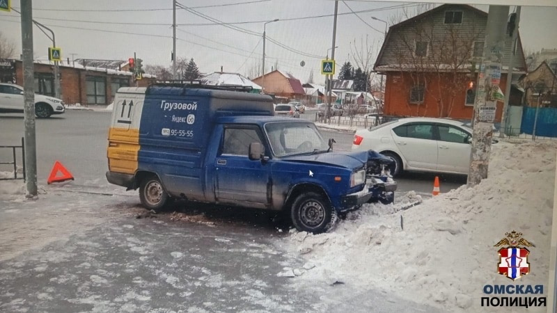В Омске скончалась женщина, сбитая на тротуаре. Момент наезда попал на видео