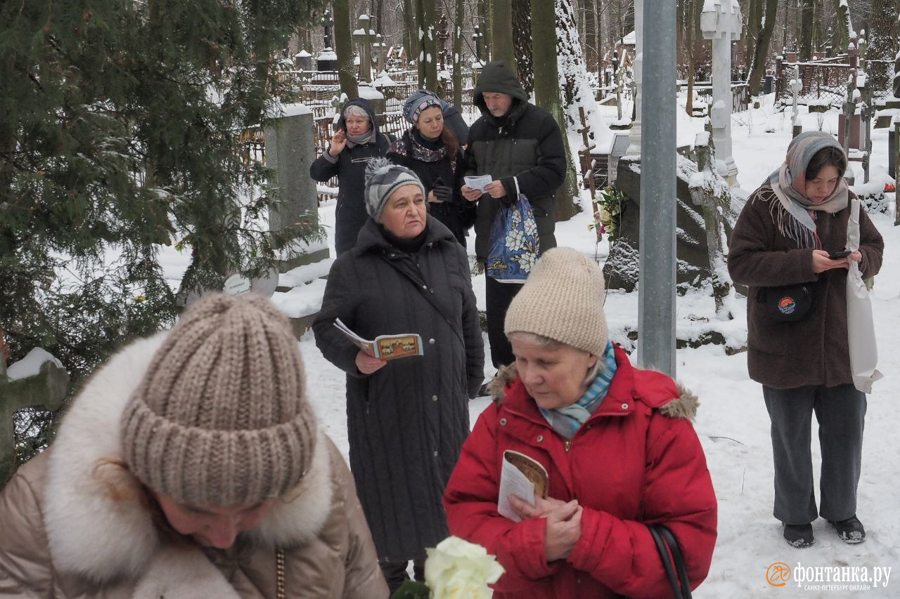 В Петербурге в день памяти святой блаженной Ксении Петербургской на  Смоленском кладбище выстроилась очередь у часовни - 6 февраля 2023 -  ФОНТАНКА.ру