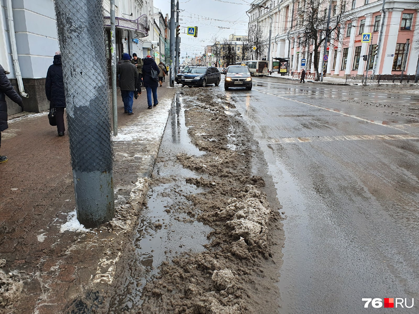 Прошлой зимой в этом месте возвышались двухметровые сугробы Прошлой зимой в этом месте возвышались двухметровые сугробы