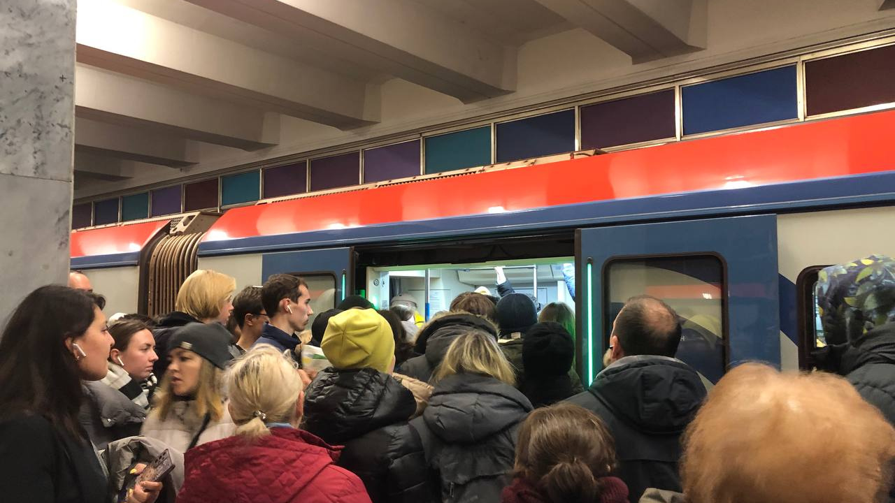 «Стоят по 10 минут, чтобы зайти в поезд». Жители Подмосковья столпились на станции метро «Текстильщики»