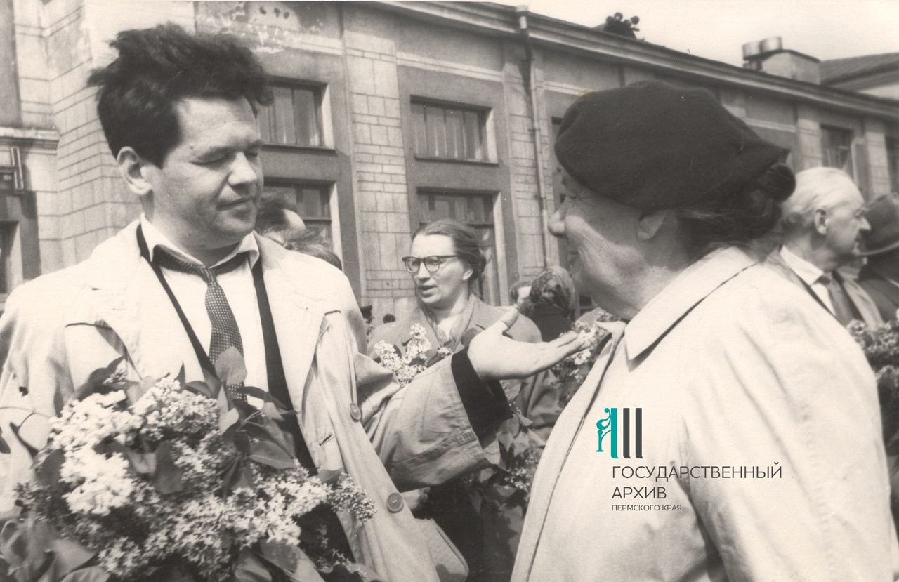 1950-е годы. Пермские литераторы встречают на вокзале гостей из союзных республик. Лев Давыдычев на фотографии слева