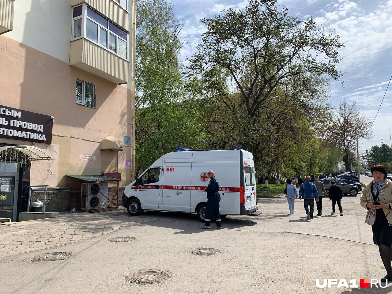 Машина стоит в одном из дворов Машина стоит в одном из дворов