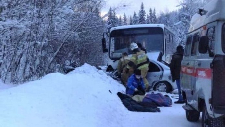 На юге Красноярского края столкнулись легковушка и автобус — погибли четверо