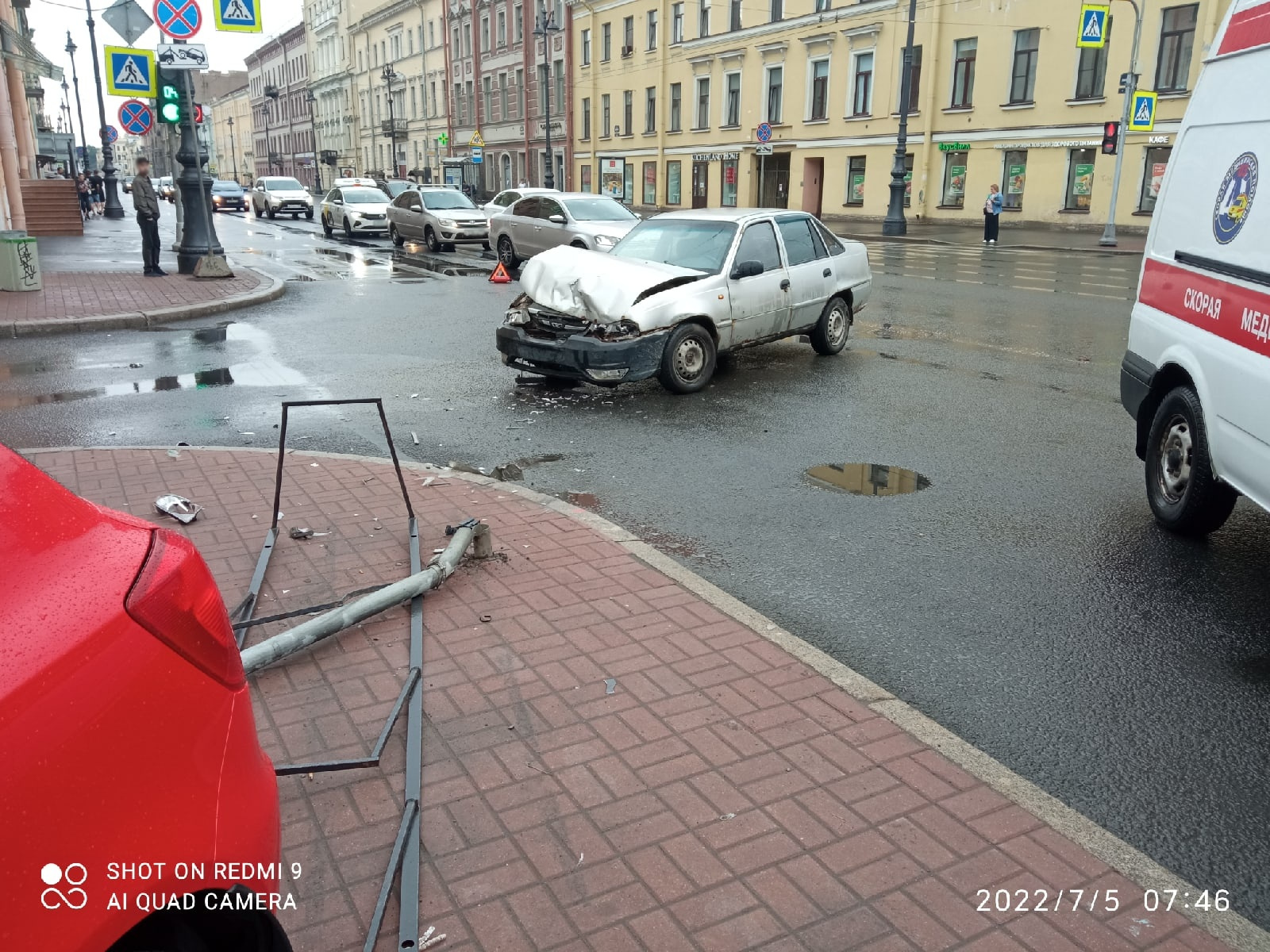 ДТП со знаком и забором на Васильевском острове и проспекте Испытателей в  Петербурге 5 июля 2022, фото, видео - 5 июля 2022 - ФОНТАНКА.ру