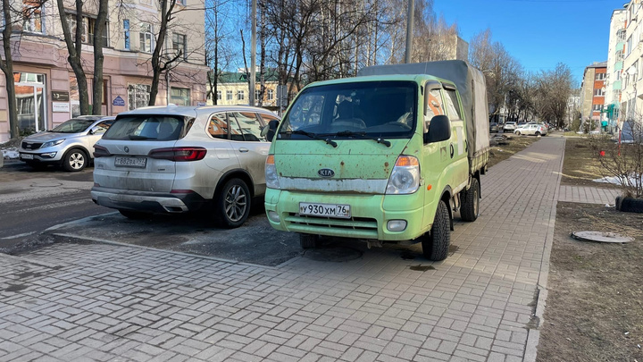 И так, и эдак: эти водители в Ярославле нарушили все правила парковки