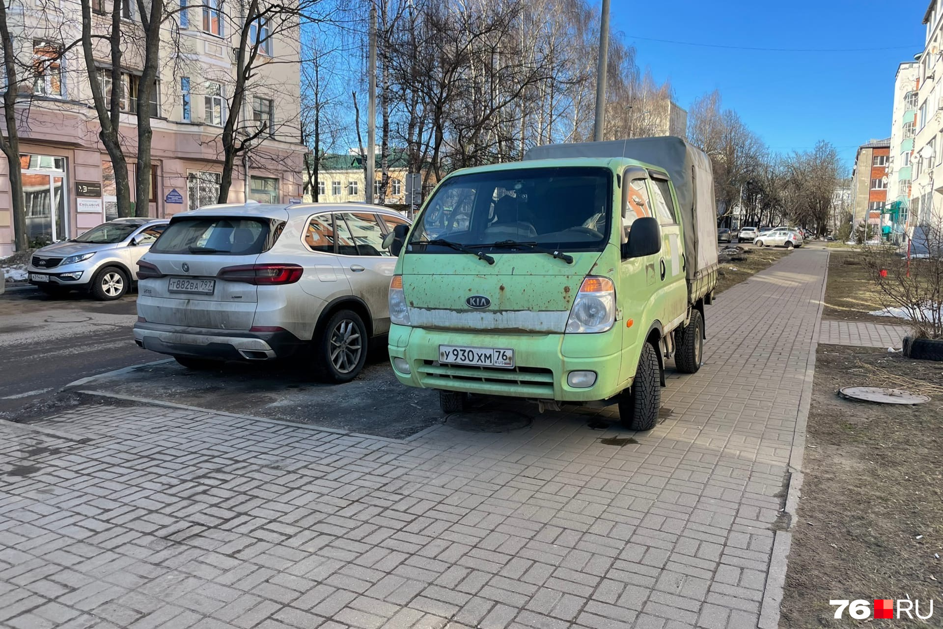 Нарушители парковки в Ярославле: куда отправлять фото и видео, чтобы  наказать водителей автохамов | ГИБДД Ярославля: пожаловаться на водителей  автохамов - 27 марта 2022 - 76.ru