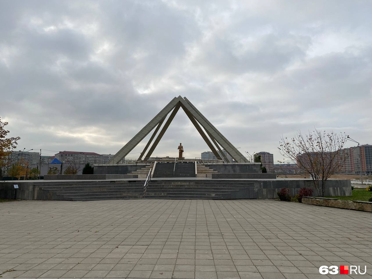 Памятник русской учительнице, под постаментом которого находится музей Памятник русской учительнице, под постаментом которого находится музей