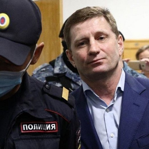 Сергей Фургал рядом с сотрудником полиции Сергей Фургал рядом с сотрудником полиции