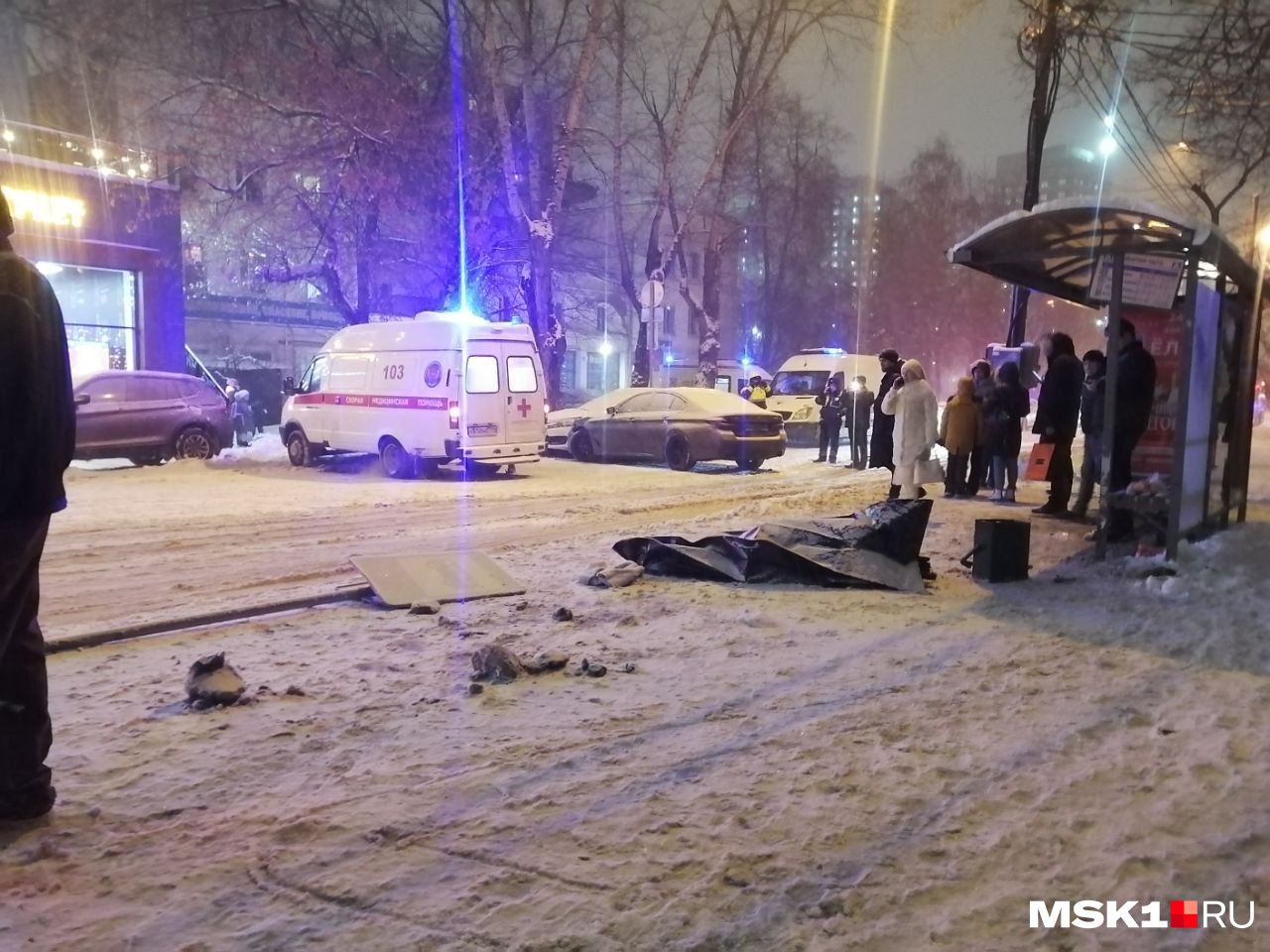 Автомобиль BMW влетел в остановку и сбил трёх пешеходов: ДТП на юге Москвы  на 3-м Павелецком проезде, есть погибший 15 декабря 2022 | msk1.ru —  новости Москвы