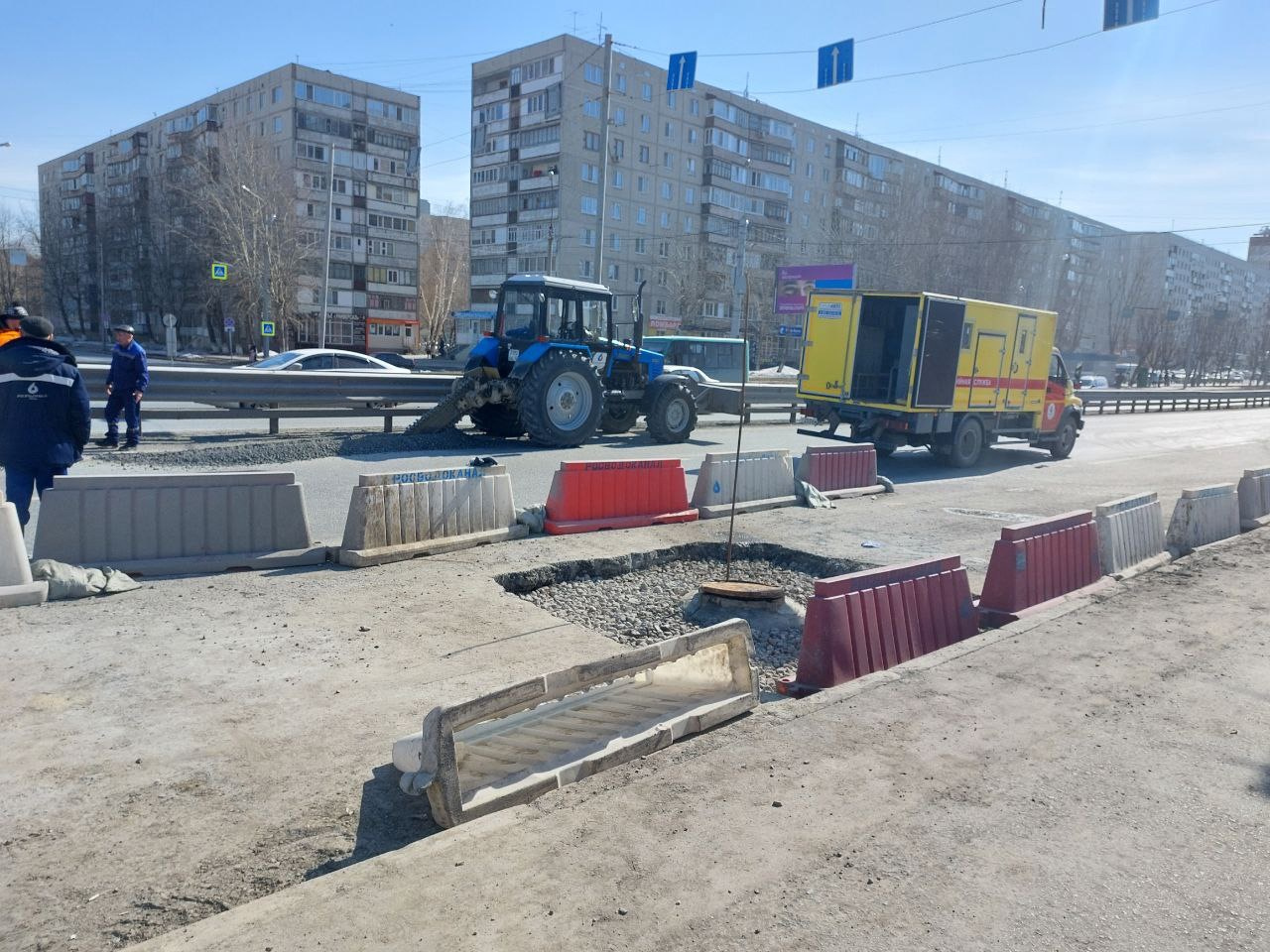 На месте провала работают городские службы На месте провала работают городские службы