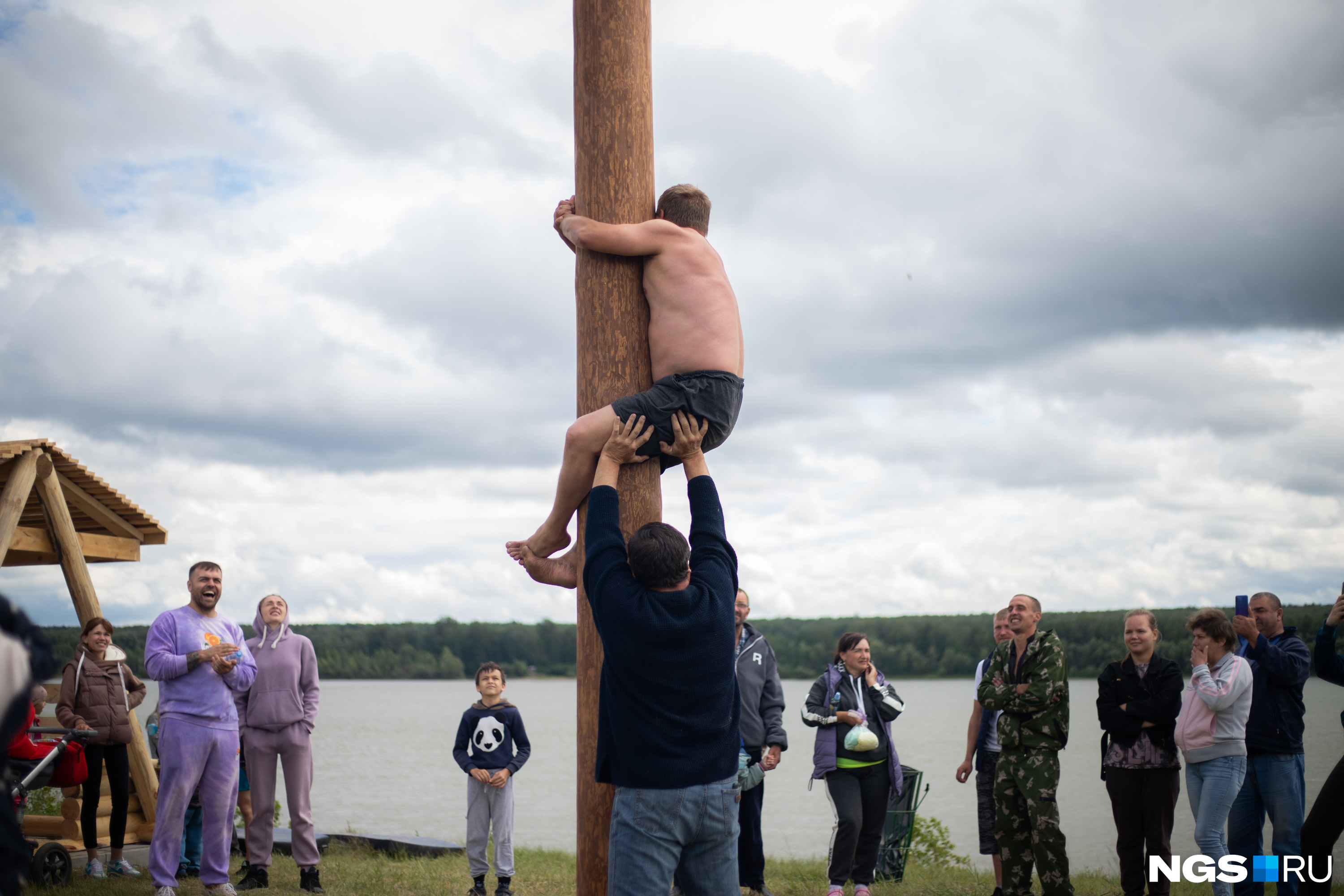 Некоторым, чтобы залезть на столб, требовались крепкие руки поддержки