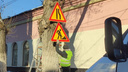 В Самаре дорожные знаки прикрепили к деревьям