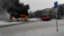 Огонь вырывался из окон: появилось видео пожара в Петра Дубраве, где сгорел автобус
