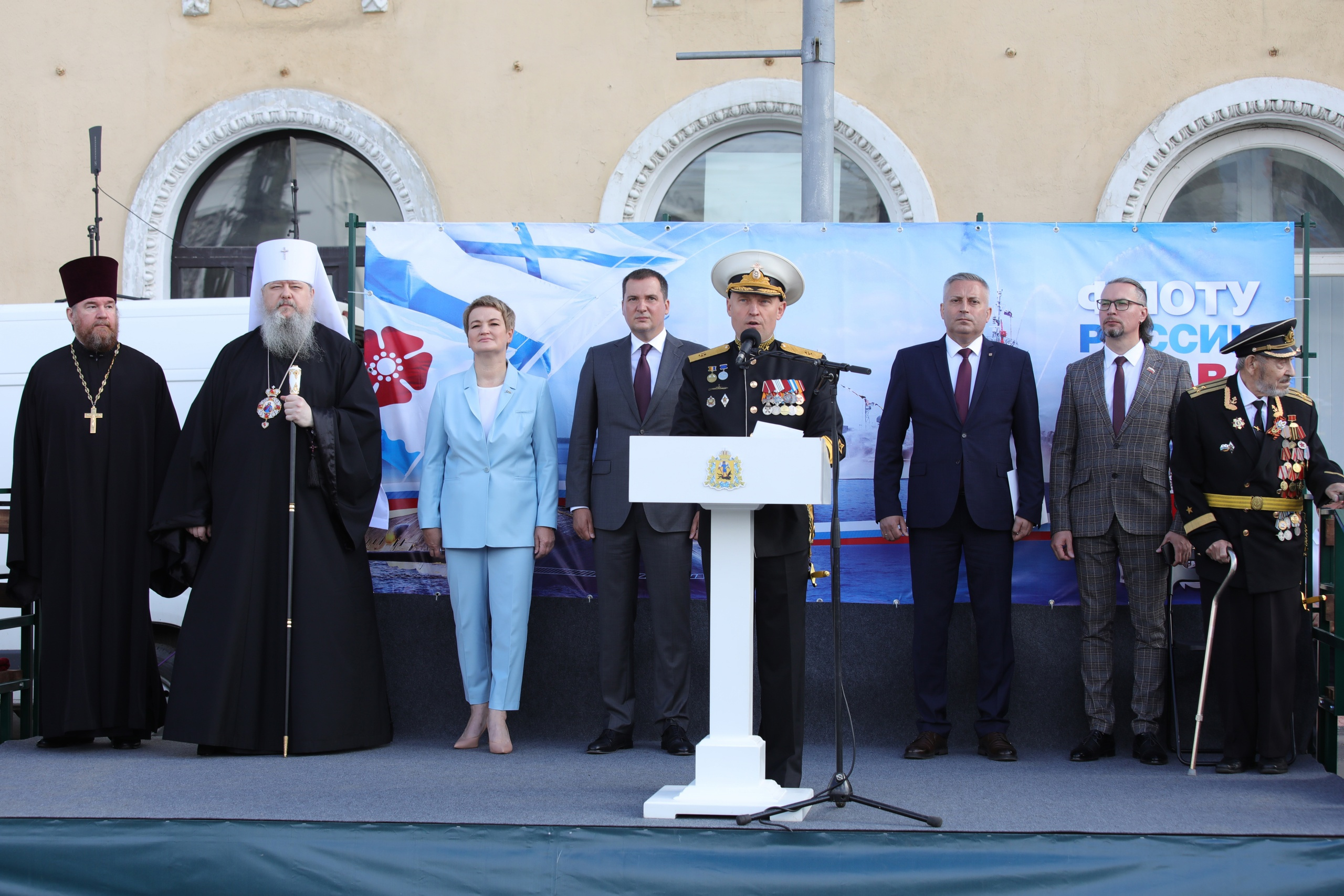 Помимо представителей власти и церкви с торжественной речью также выступили главный контр-адмирал Олег Зверев и ветеран ВОВ Михаил Симкин