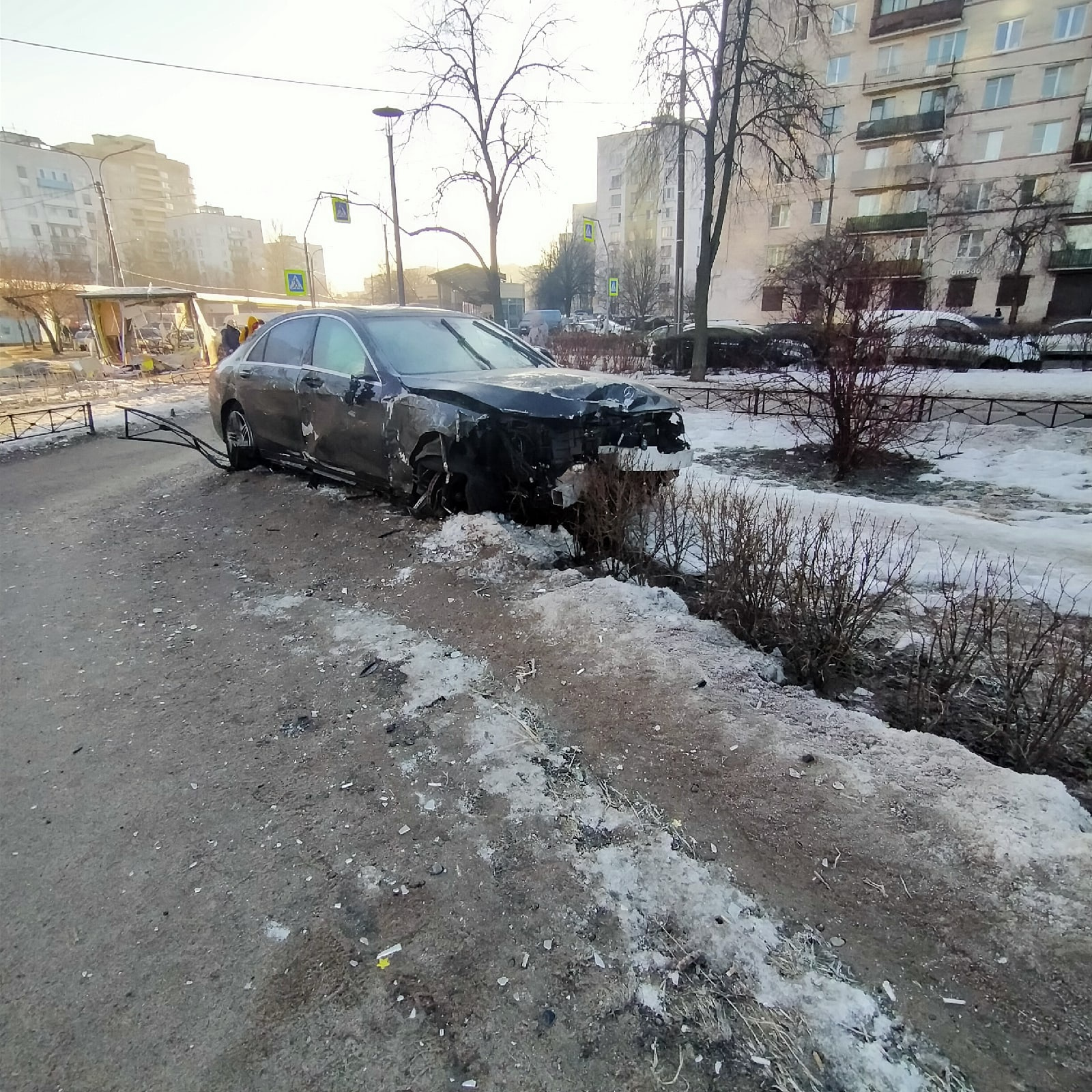 Водитель «Мерседеса», удирая от полиции, протаранил ларек, снес дерево и  забор на бульваре Новаторов - 14 марта 2022 - ФОНТАНКА.ру