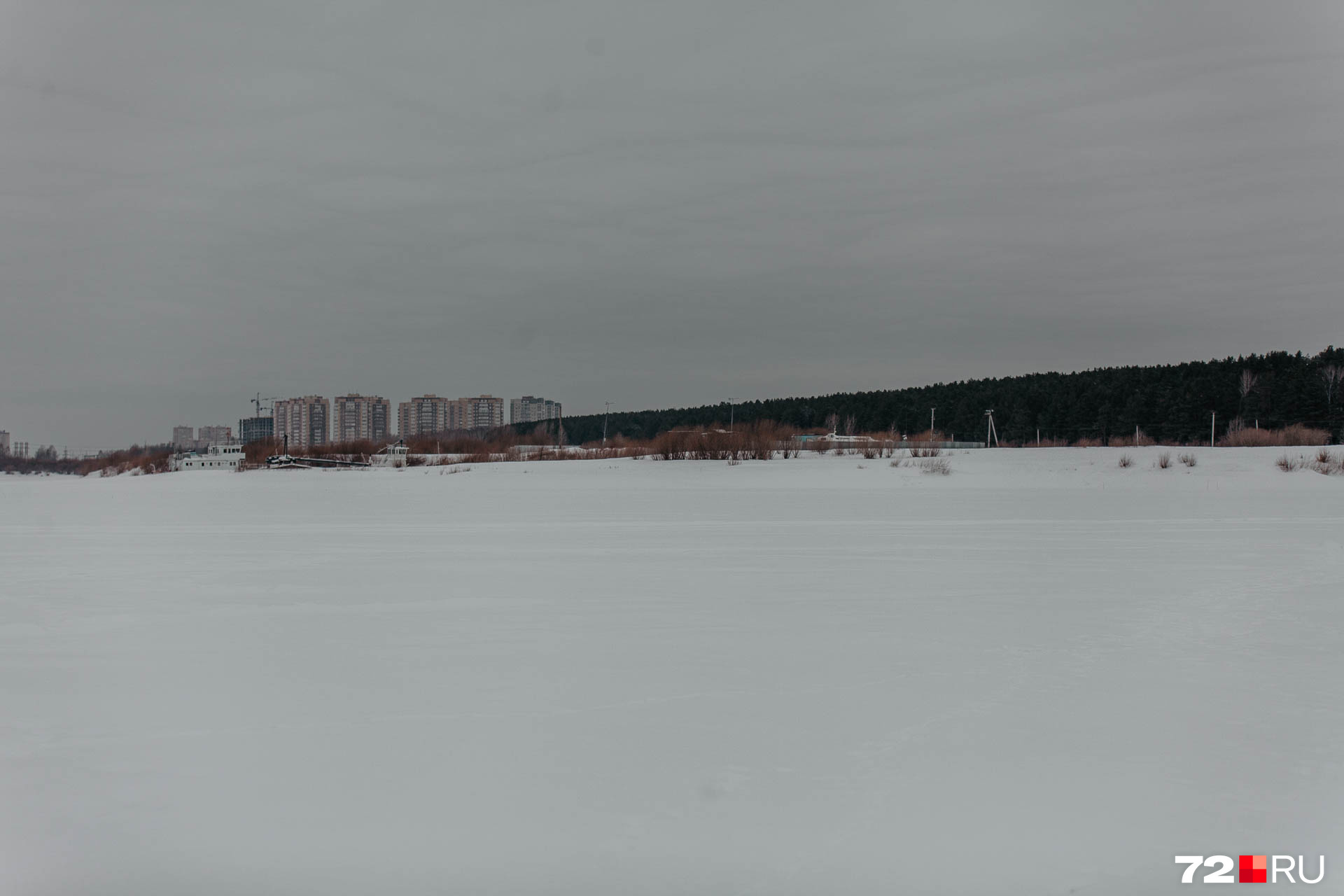 Свернув налево, я попала на озеро Круглое. На заднем плане — Гагаринский парк и ЖК «Горизонт»