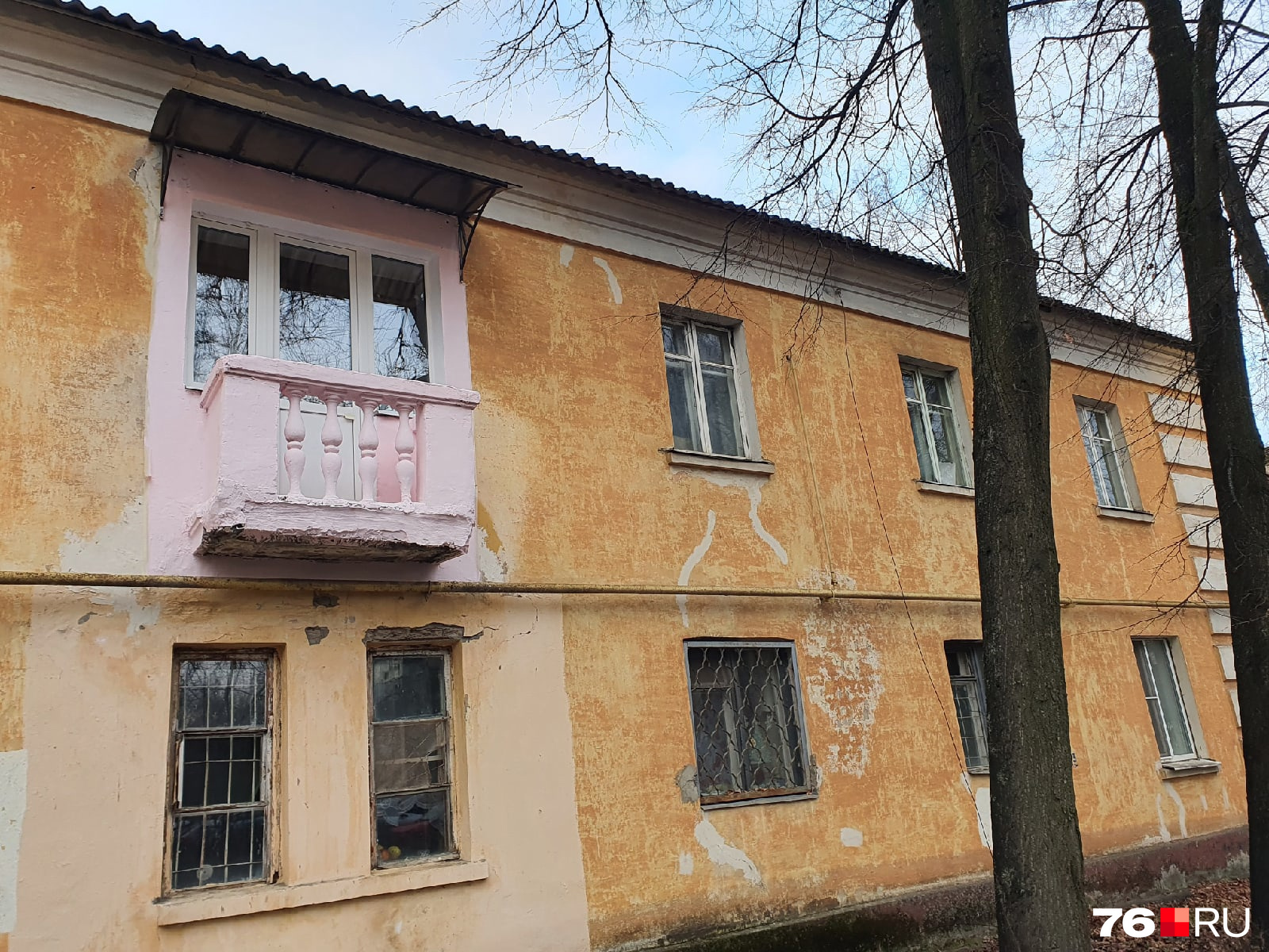 Розовый балкон смотрит в будущее пока еще с оптимизмом