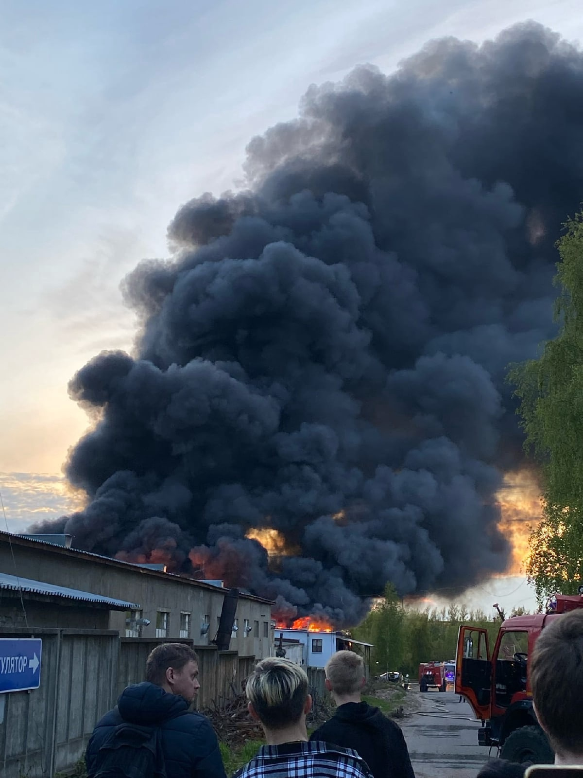 Что горит в видном сейчас. Пожар. Пожар на заводе. Пожар Ярославский. Пожар фото.