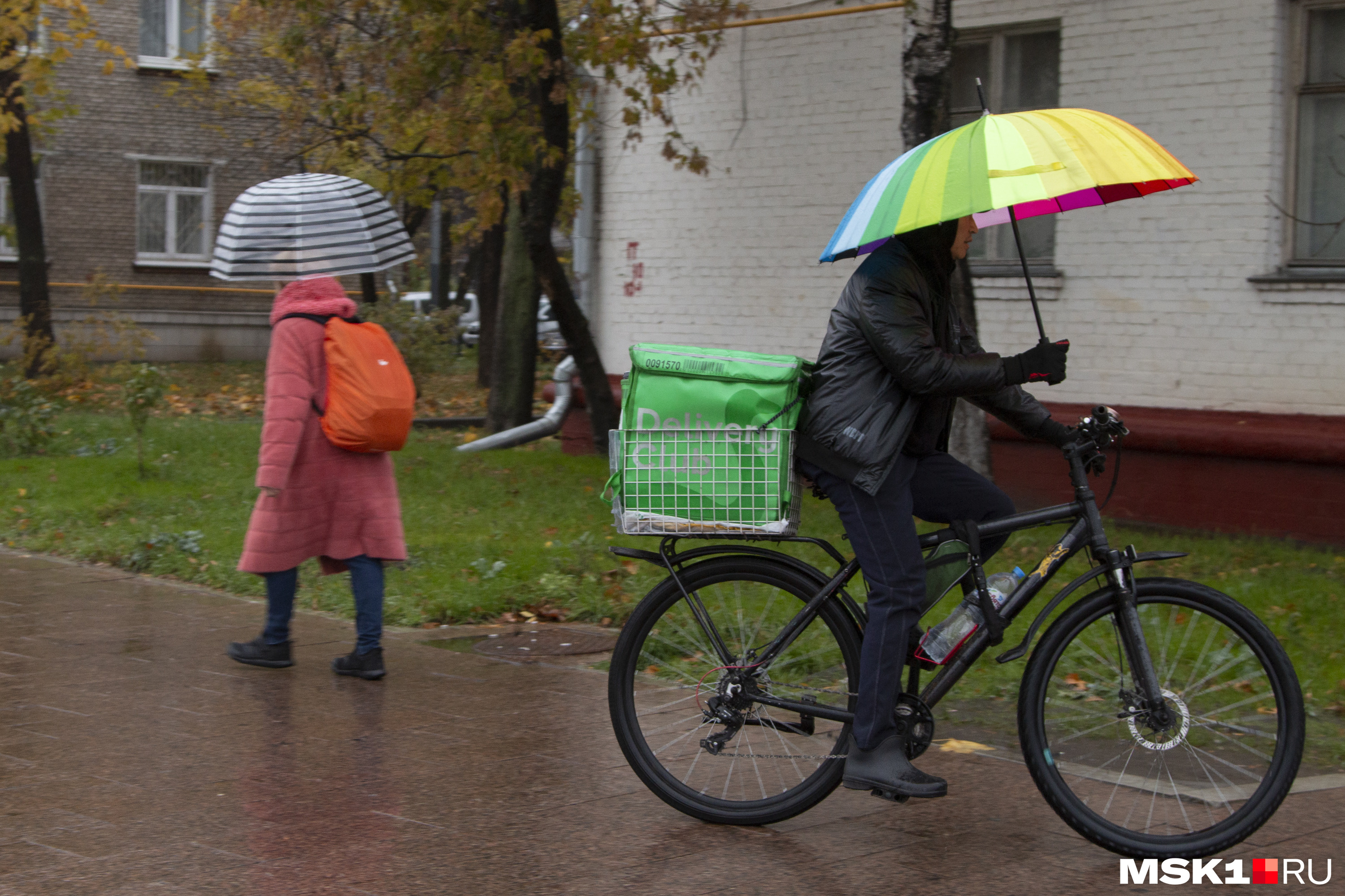 Серость улиц разбавляют яркие зонтики москвичей