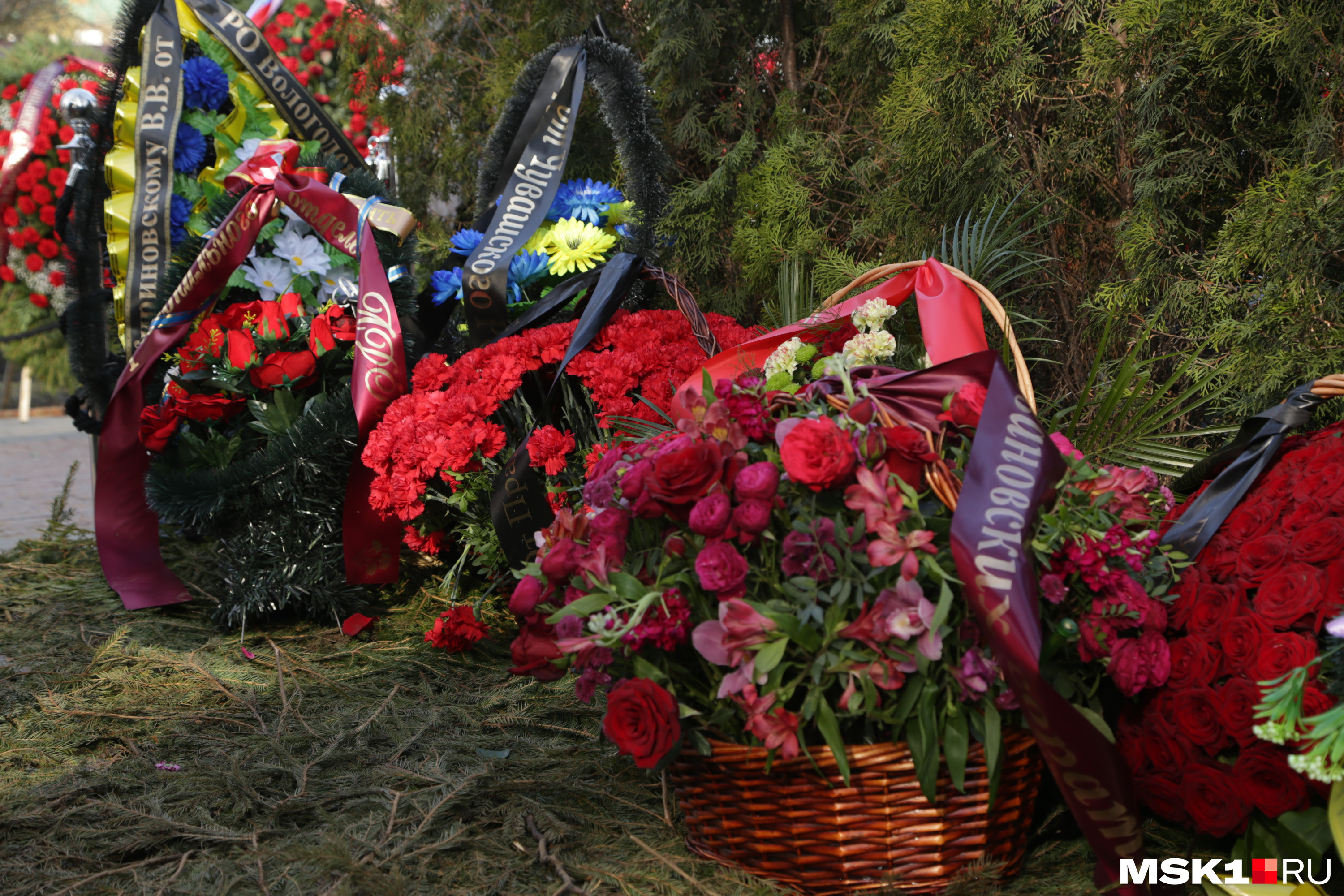 Корзины цветов на могиле Владимира Жириновского на Новодевичьем кладбище 
