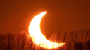 На небе вспыхнул «красный месяц»: 10 впечатляющих кадров солнечного затмения от фотографа НГС