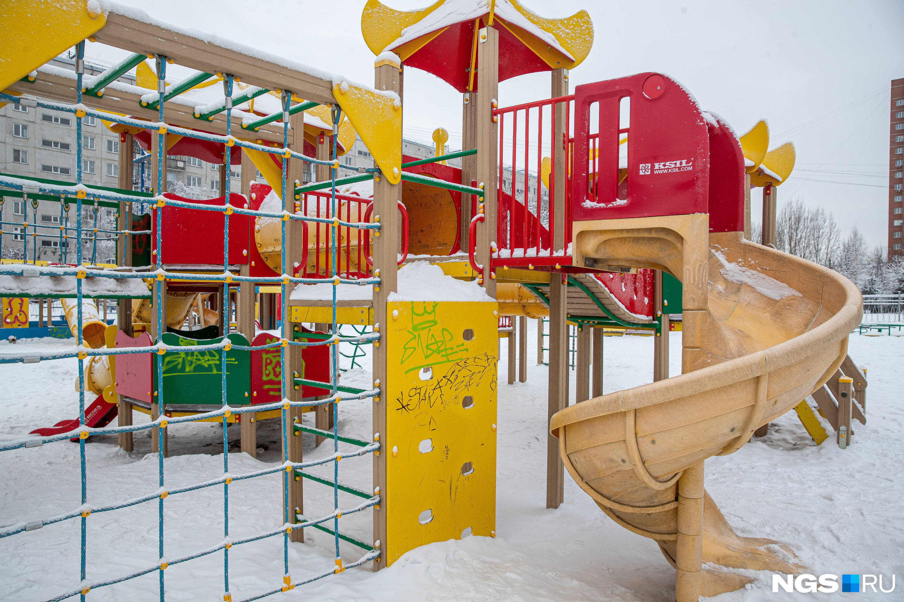Как выглядит детский городок на Северо-Чемском, который открывала модель Наталья  Водянова, Новосибирск - 30 января 2022 - НГС