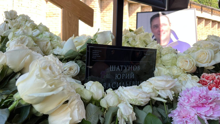 Могила Юрия Шатунова усыпана тысячами белых роз. Показываем, как она выглядит