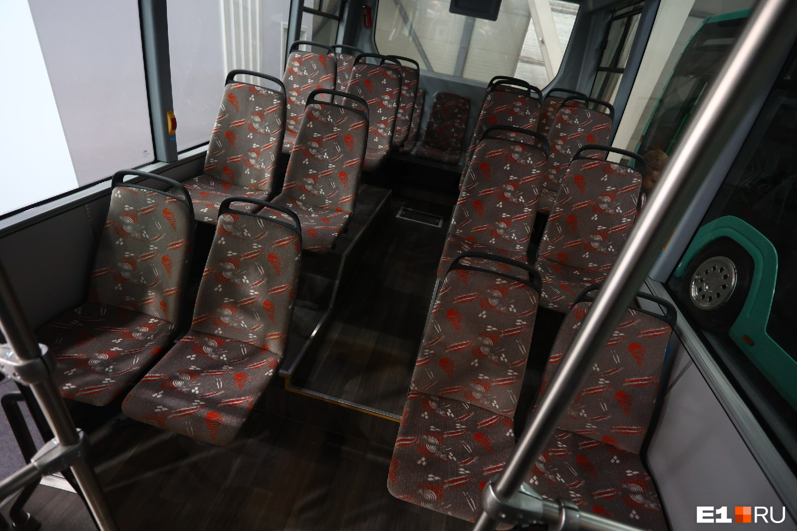 Широкий проем между рядами сидений — отличительная черта электробуса от ГАЗа