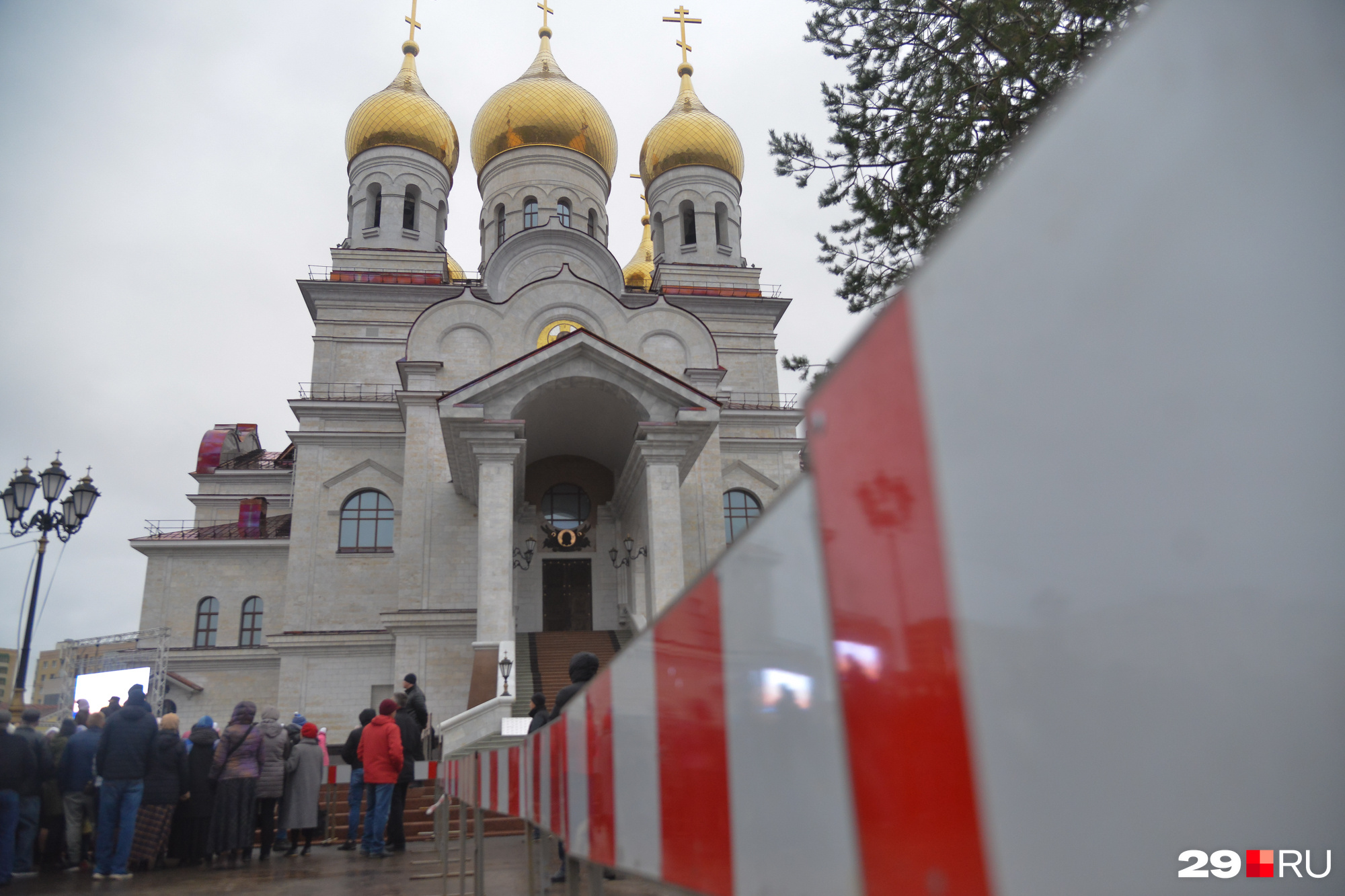 Даже главный вход в собор сначала был в сигнальных лентах Даже главный вход в собор сначала был в сигнальных лентах