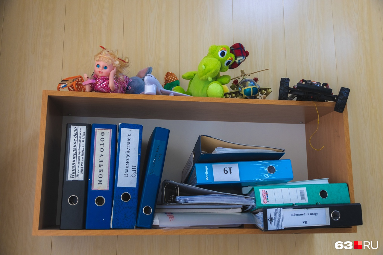 В кабинете Аллы Нечесовой и ее коллег — игрушки на любой вкус, чтобы развлекать попавших в отделение детей