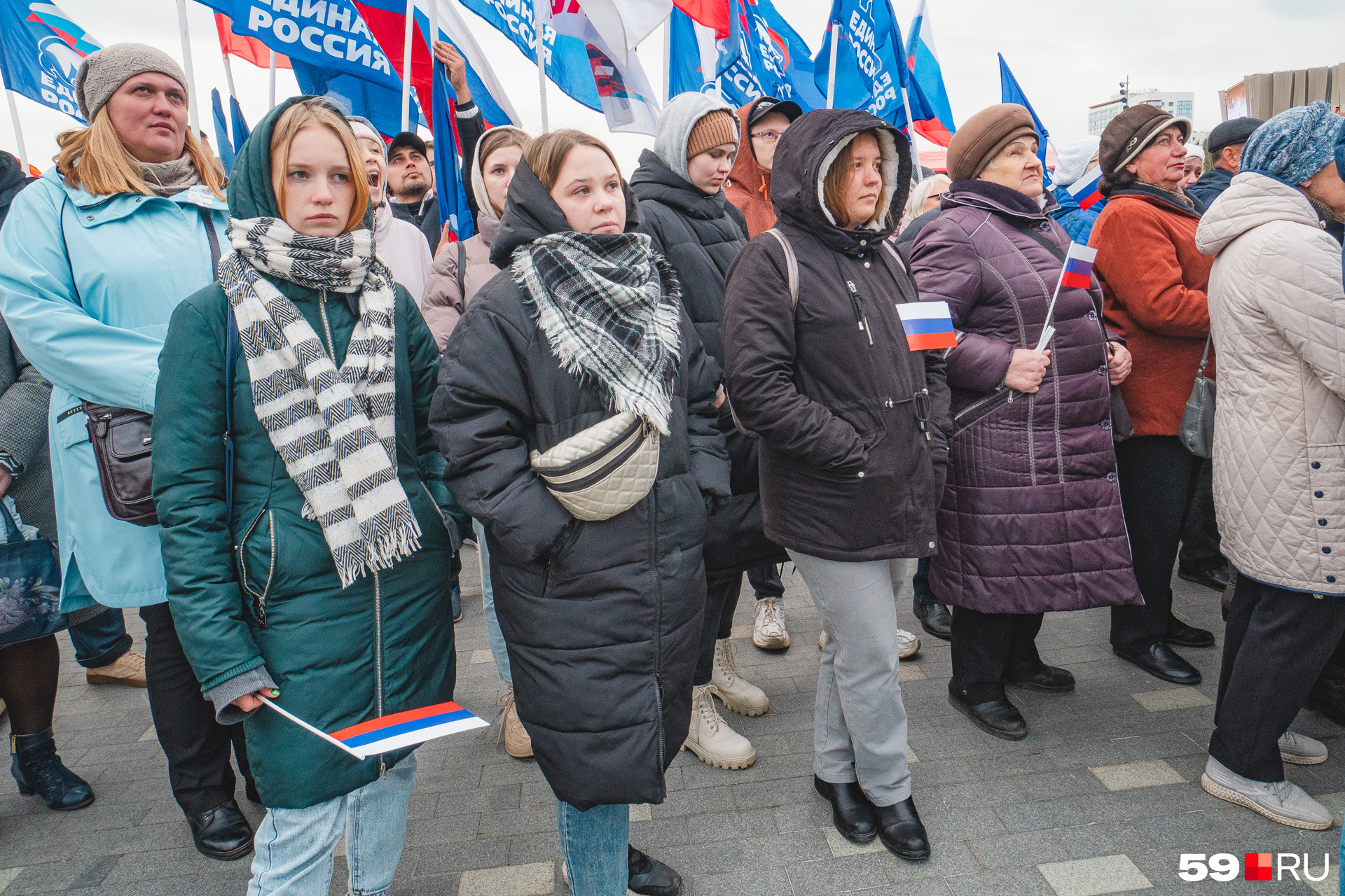 Не самый теплый день, митингующие хорошо одеты Не самый теплый день, митингующие хорошо одеты