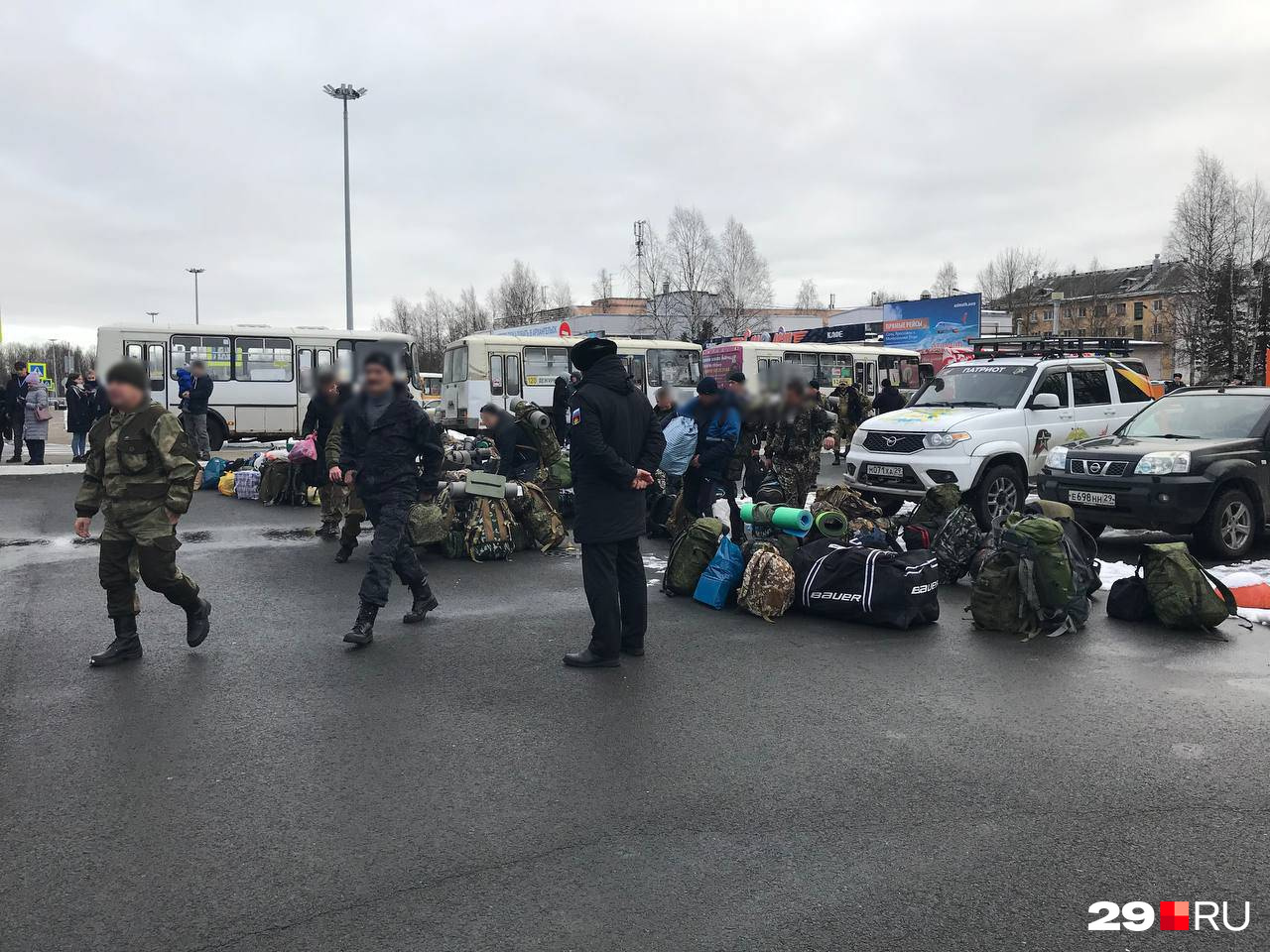 На вокзале не только те, кто уезжает, но и их друзья, семьи На вокзале не только те, кто уезжает, но и их друзья, семьи