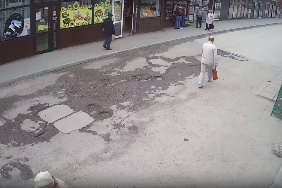 На записи с камеры видно, как мужчина в черной кепке идет от магазина вдоль торговых павильонов. Это и есть пострадавший пенсионер