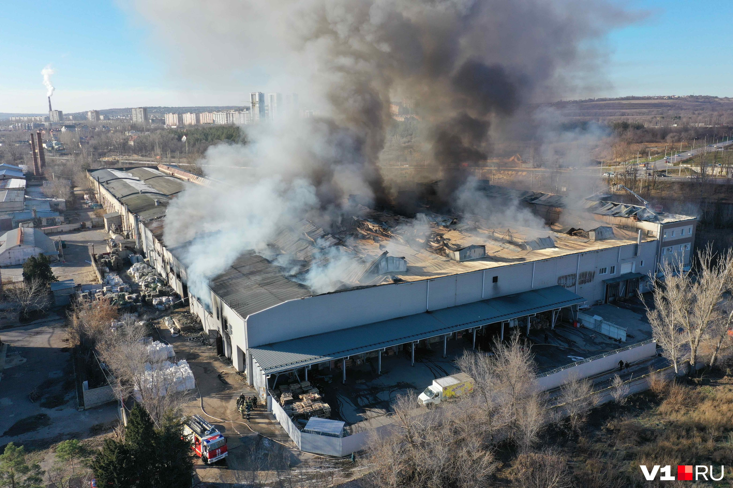 1,5 тысячи квадратных метров складов были охвачены огнем