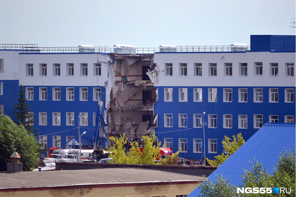 Здание казармы было разрушено с первый по четвертый этажи Здание казармы было разрушено с первый по четвертый этажи