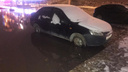 В центре Екатеринбурга из-за коммунальной аварии залило автомобили на парковке