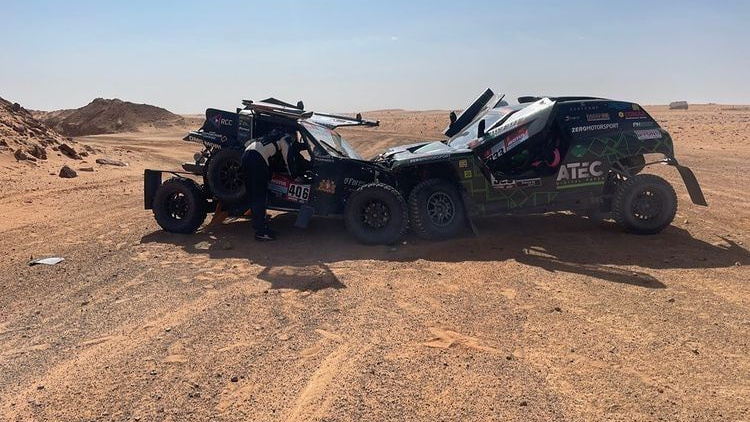 «Скорость была 100 км в час»: российский экипаж попал в страшную аварию на ралли «Дакар» в Саудовской Аравии