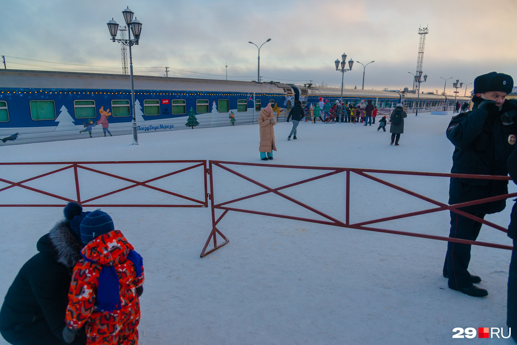 На перрон к поезду попасть не так-то просто — всё огорожено На перрон к поезду попасть не так-то просто — всё огорожено