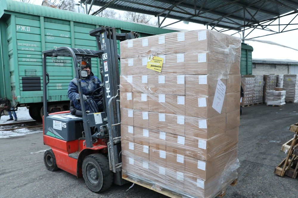 Продукты, которые собрали ярославские предприятия, расфасуют по наборам и передадут эвакуированым из Донбасса семьям