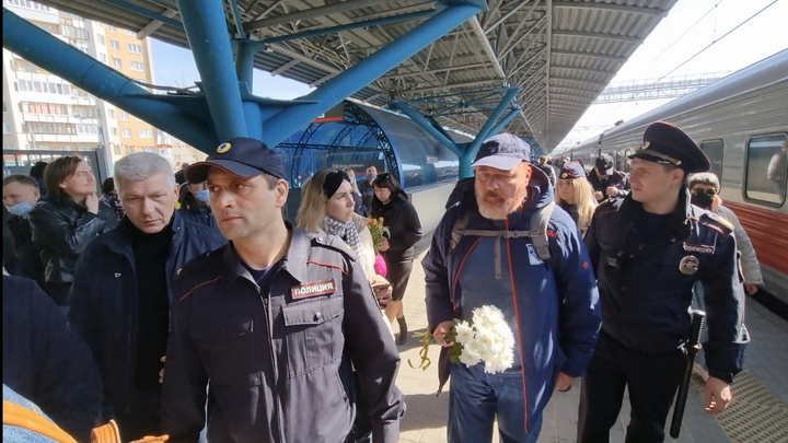 «Я успел рассмотреть человека, который на меня напал»: главреда «Новой газеты» на вокзале в Самаре встретила полиция
