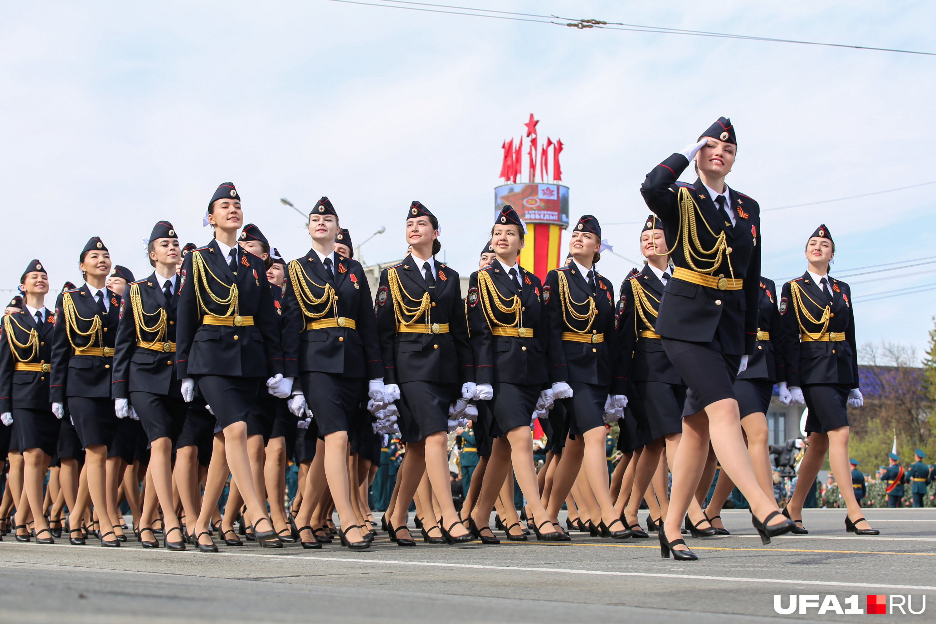 Парад городе 9 мая. Девушки на параде. Девушки на параде 9 мая. Девушки на параде Победы 2022. Женщины военные в России на параде.