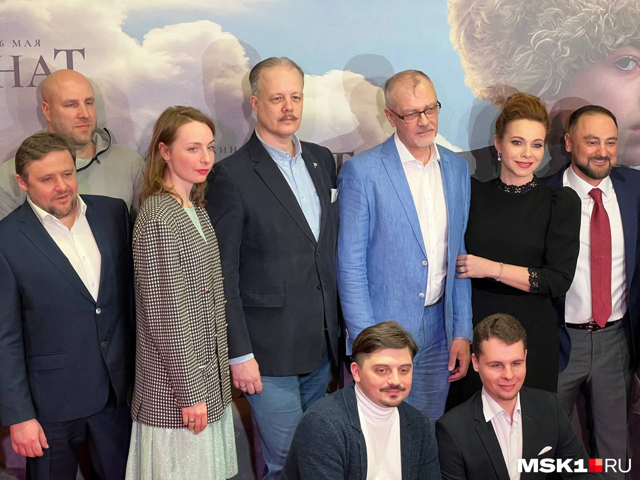 Актерско-режиссерский состав позирует на красной ковровой дорожке Актерско-режиссерский состав позирует на красной ковровой дорожке