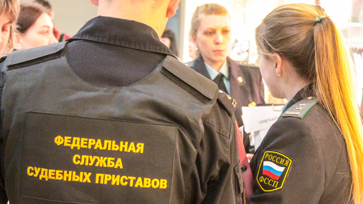 В Новокузнецке незаконно уволили администратора медцентра. Судебные приставы восстановили женщину на работе